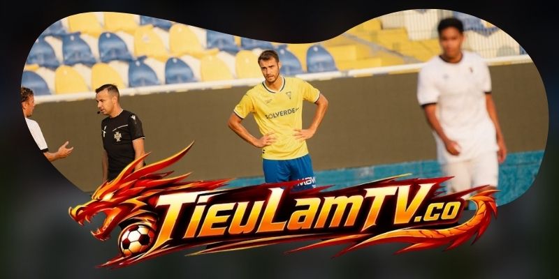 Estoril tăng tốc trung lộ, FC Famalicao khóa bóng hai